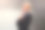 穿着黑色大衣的悲伤年轻时尚的女人在雾中走在湖边图片下载