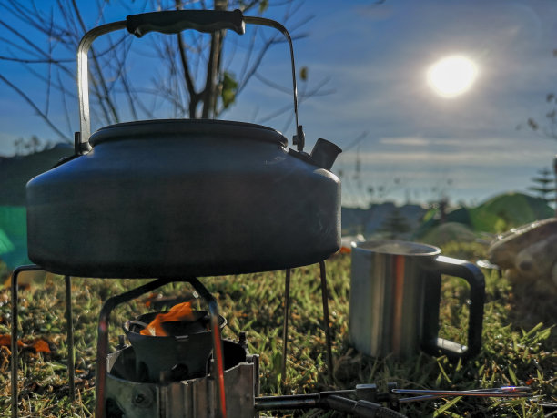 在清晨日出的时候用煮炉煮山咖啡的火锅图片下载