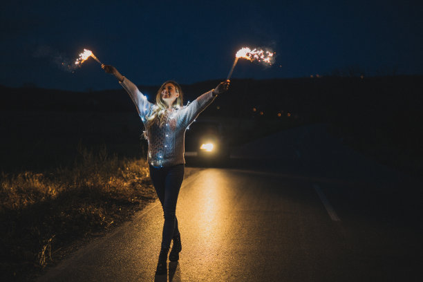 女人拿着spparklers图片下载