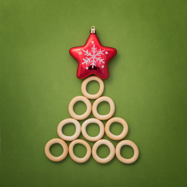 一棵绿色背景的百吉饼树，上面有一颗红星，还有一个可以签名的地方。图片下载