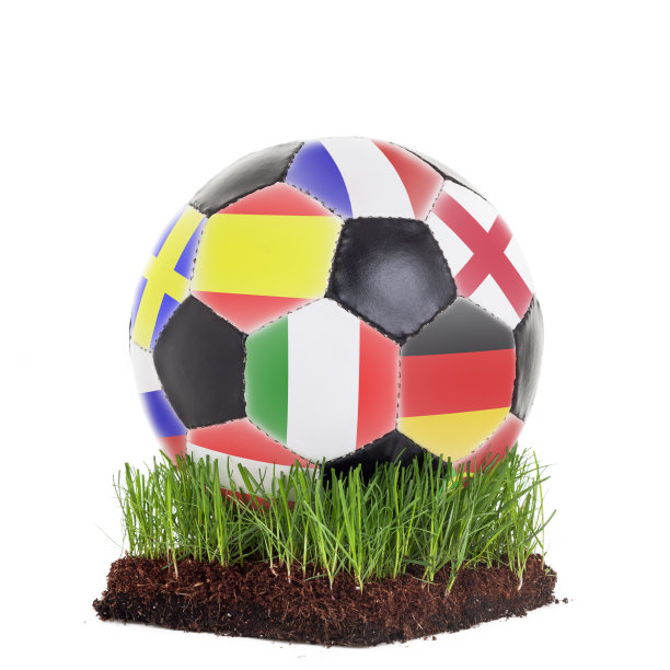 经典的足球，不同的旗帜躺在一块鹅肝上，孤立在白色的背景上图片下载