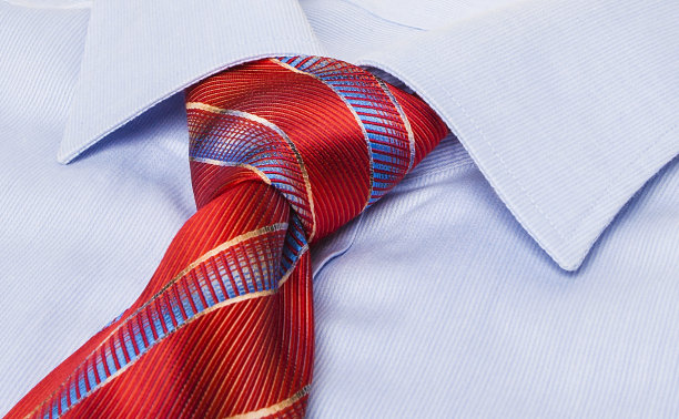 白色背景上的彩色丝绸领带和衬衫。图片下载