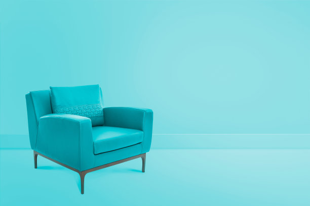 彩色房间里用于复印空间的木材和织物椅子。空房间图片下载