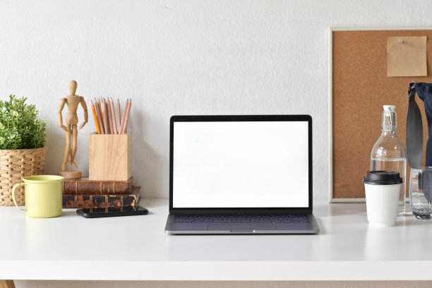 办公桌工作空间的空白白色屏幕笔记本电脑和办公用品图片下载