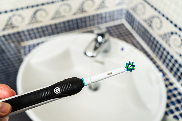 黑色手柄和牙刷头的电动充电牙刷图片下载