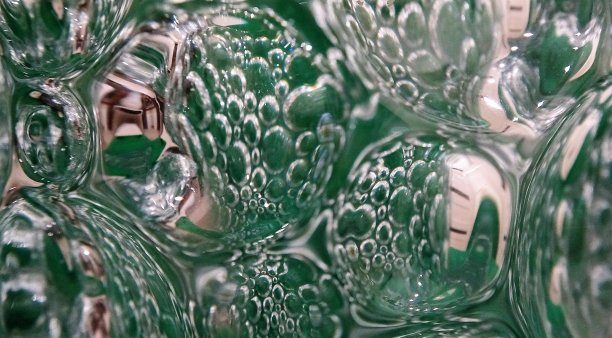 凸面多边形玻璃上的反射。玻璃材质。背景。图片下载