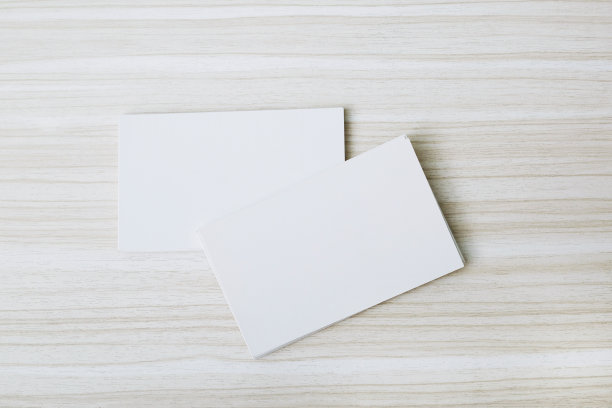 木制背景的名片。模板ID。前视图。图片下载