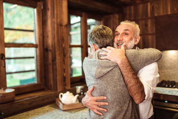 老年人在家里拥抱图片下载