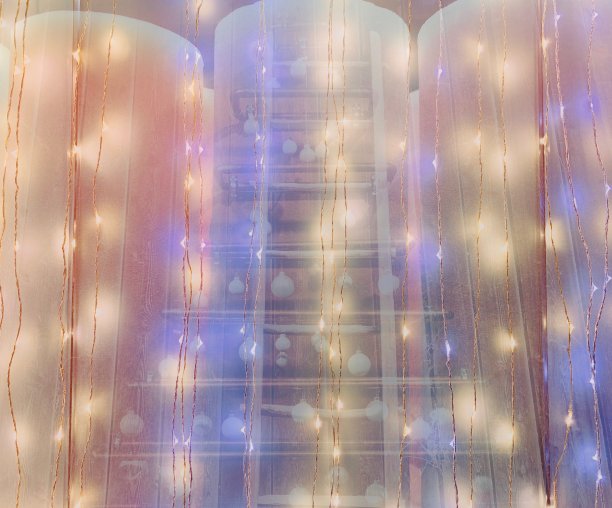 抽象的圣诞灯挂在墙上图片下载