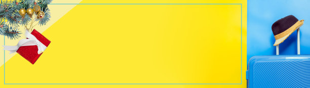 网页横幅旅行配件圣诞和新年活动概念与旅行帽与蓝色和黄色柔和的背景彩色行李箱或手提箱图片下载