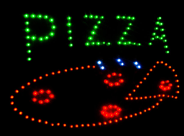 写披萨与led和黑色背景图片下载