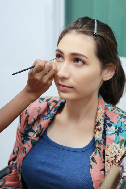 美丽年轻的亚洲女人张贴化妆图片下载