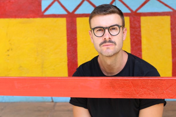 留着小胡子，戴着眼镜的男人图片下载