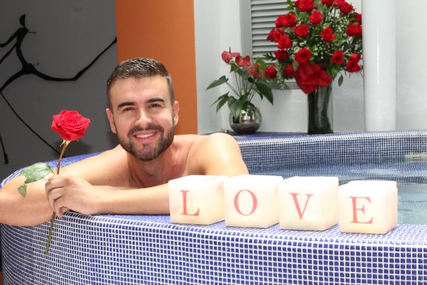 英俊的男人给他的夫妇惊喜图片下载