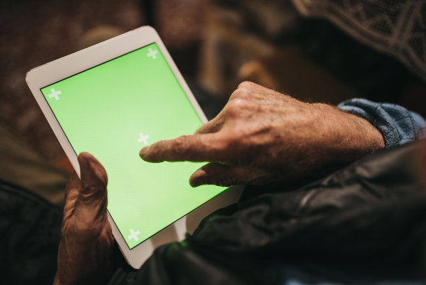 老人在家里用平板电脑图片下载