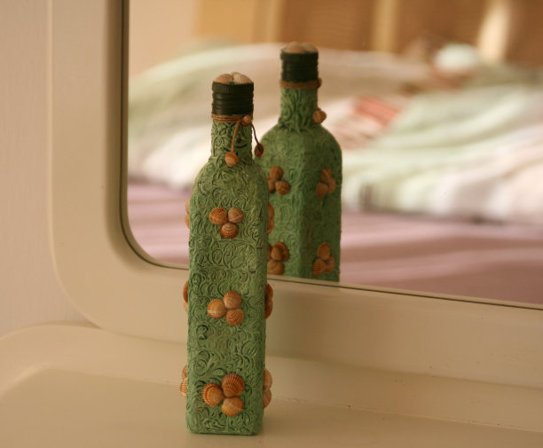 设计师设计的瓶子放在镜子前图片下载