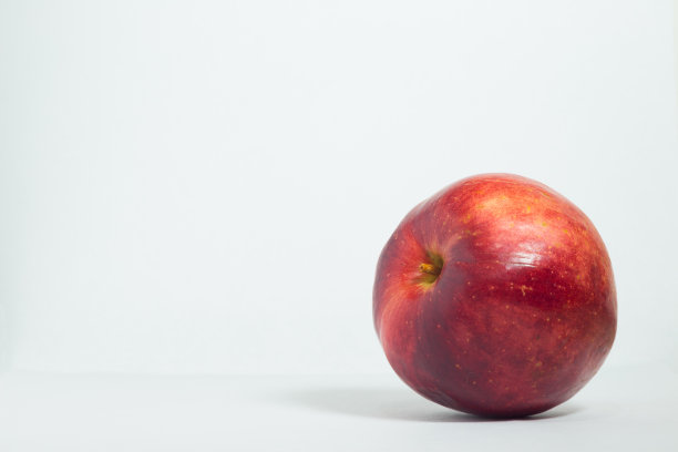 白底上一个红苹果图片下载