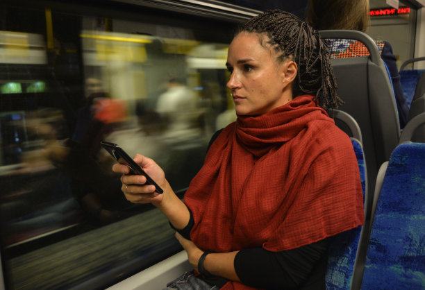 年轻女子在火车上使用手机图片下载