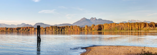 河、林、山的日落全景图片下载
