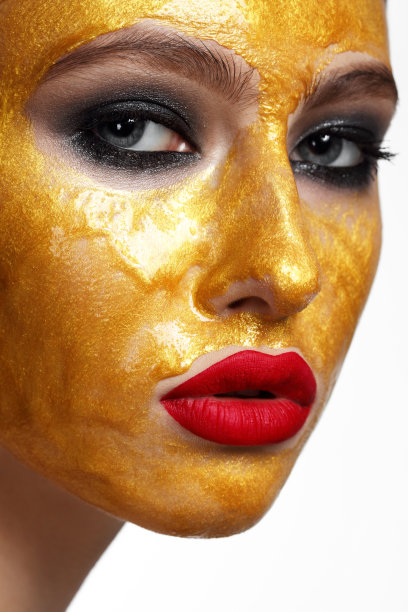 美丽的女人，脸上涂着护肤品图片下载