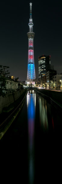 东京天空树倒映在河里图片下载