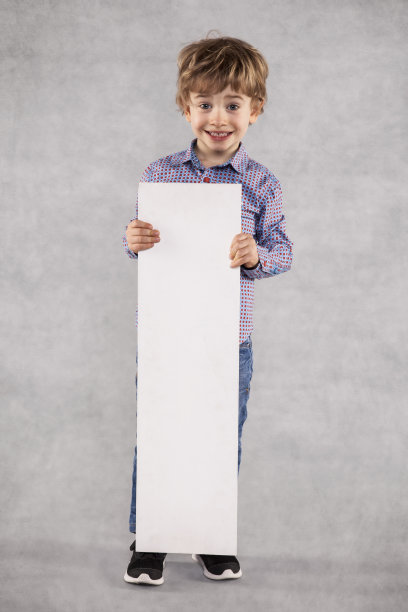 年轻的商人拥有一个出售广告空间，拷贝空间图片下载