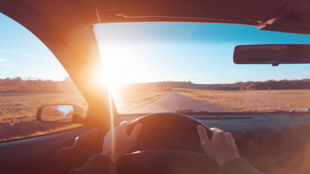 日落时分，司机在路上开车图片下载