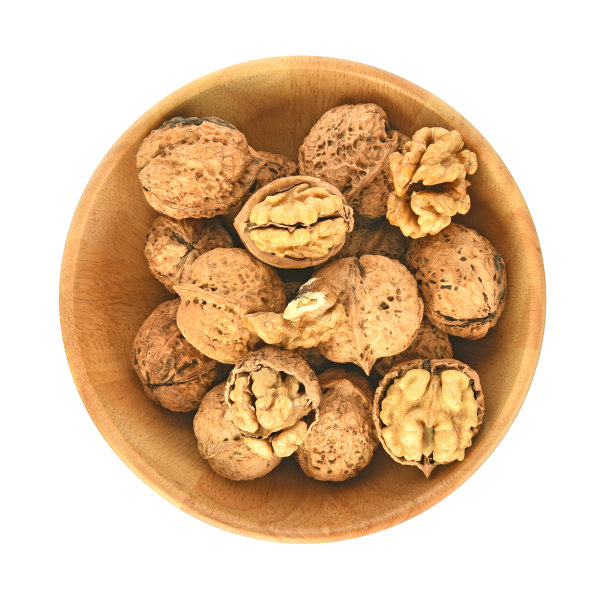 俯视核桃仁在木碗上的白色背景图片下载