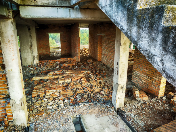 废弃建筑：令人毛骨悚然的旧工厂，褪色的影像图片下载