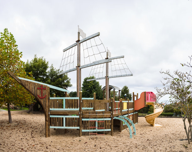 木制海盗船游乐场图片下载