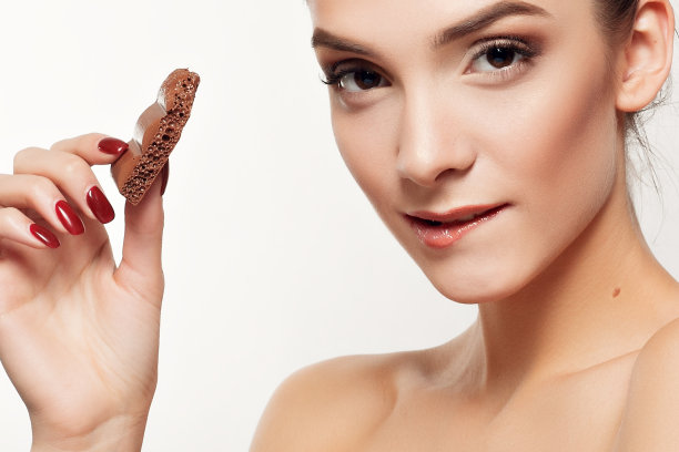 可爱的微笑少女吃巧克力图片下载