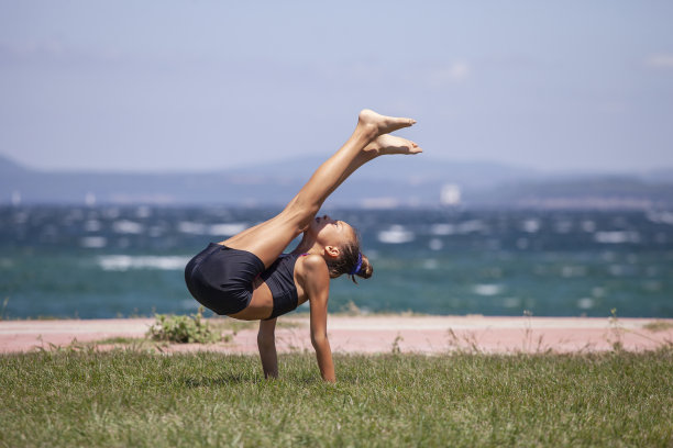 女孩的体操时间。这个女孩很有才华。图片下载