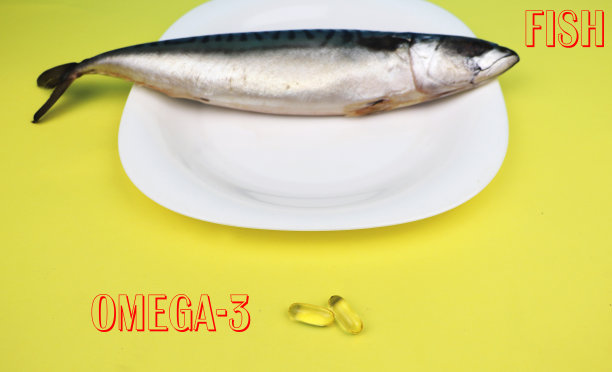 富含油脂的鲭鱼和(或)胶囊-3食品补充剂。选择的概念。这张照片用漂亮的字体写着，鱼在哪里，欧米伽-3在哪里图片下载