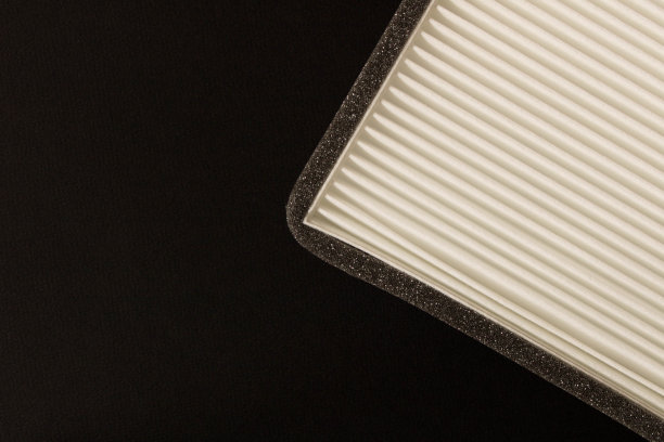 新车空气过滤器隔离在黑色背景上。关闭了。俯视图图片下载