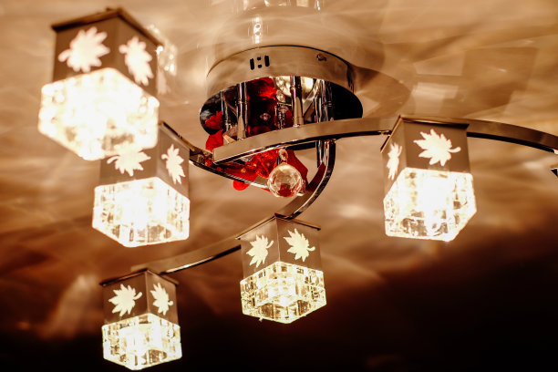 天花板上的装饰性吊灯图片下载