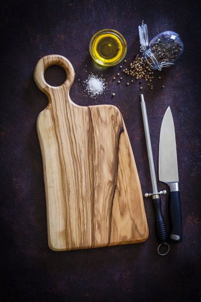 烹饪背景:切菜板，菜刀和磨刀钢图片下载