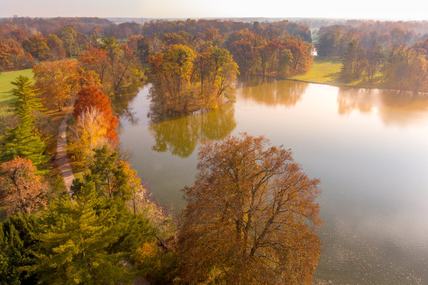 捷克共和国莱德尼斯公园的秋季湖泊图片下载