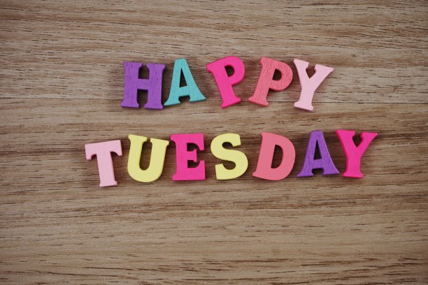 彩色的星期二字母木制的背景图片下载