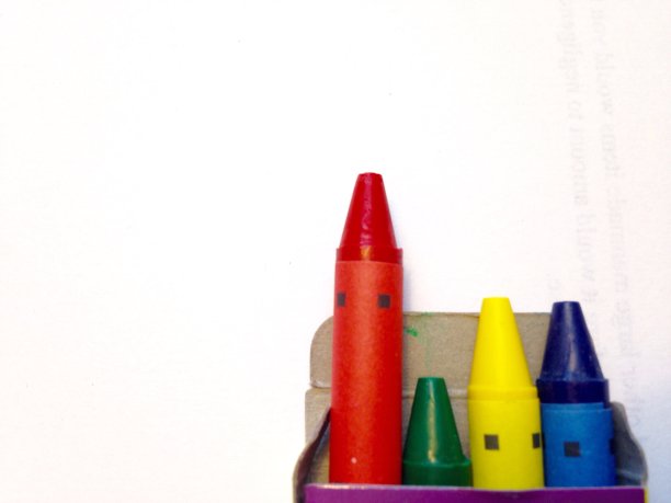 包里有四支蜡笔图片下载