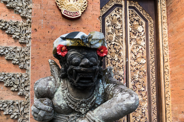 在印尼巴厘岛的文化中心乌布的一座寺庙外，传统的巴厘岛印度教雕塑。图片下载