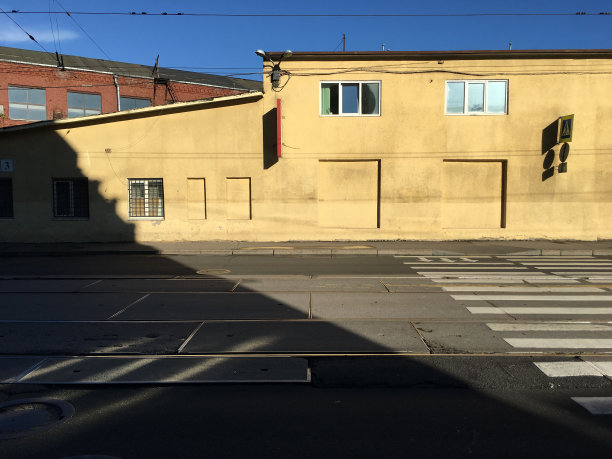 圣彼得堡,俄罗斯。古老的城市建筑。废弃工业建筑的空地图片下载