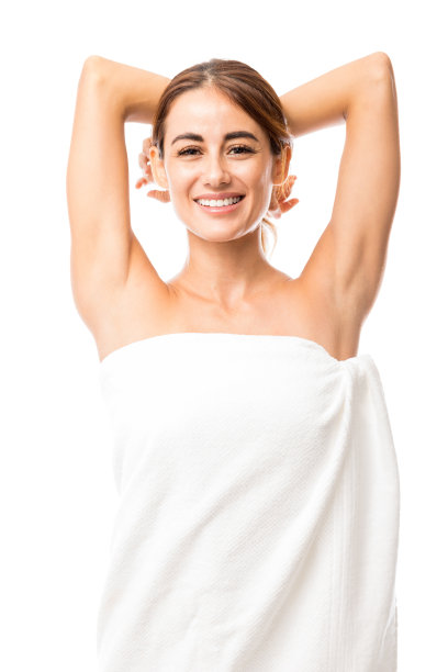 微笑的中年妇女清洁新鲜的皮肤图片下载