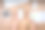 年轻的女商人在办公室打电话。女商人一边用手机发短信一边用笔记本电脑工作。年轻漂亮的女商人坐在工作场所。图片下载