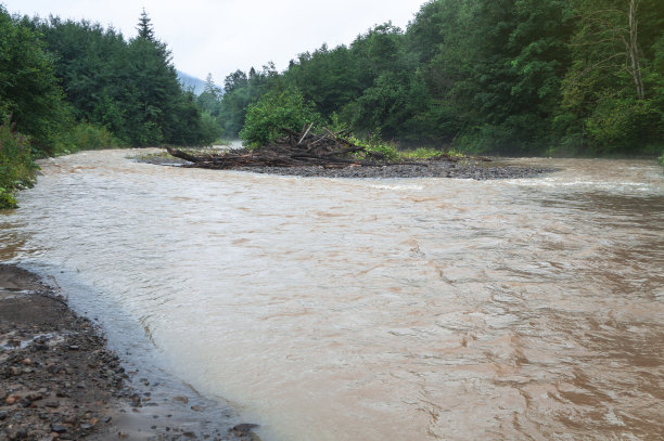 美丽的山河在多云的天气在欧洲的Chati世界。雨水泛滥。设计素材照片图片下载