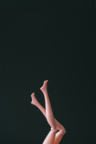 女孩的腿在黑暗的背景。购物的概念。图片下载