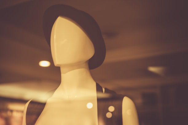 在商店里戴着帽子的模范白人女孩。图片下载