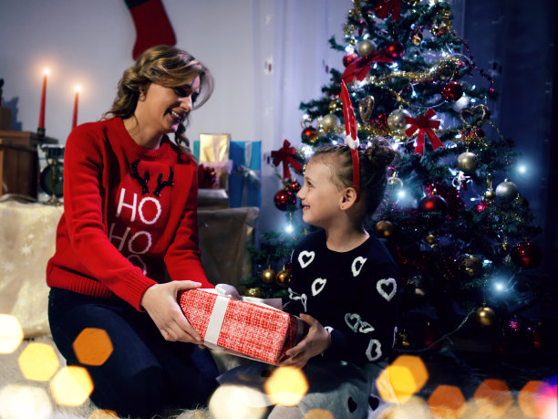 妈妈和女儿带着圣诞礼物图片下载