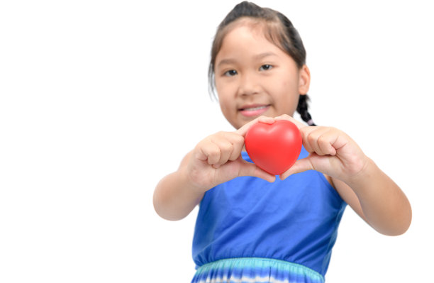 可爱的亚洲女孩秀小红心手孤立图片下载