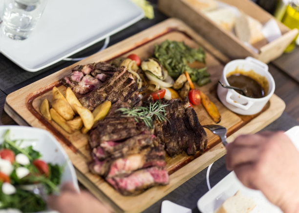 在餐厅吃午餐图片下载