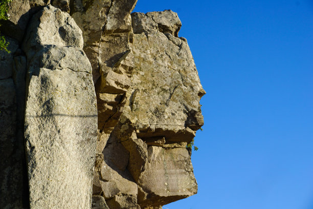 独眼巨人面对岩石图片下载